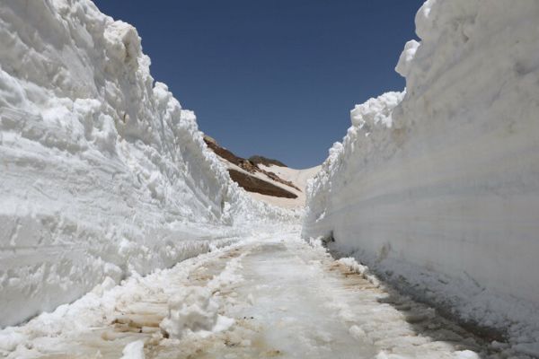 Haziran ayında kalınlığı 7 metreye ulaşan kar, görenleri şaşkına uğrattı