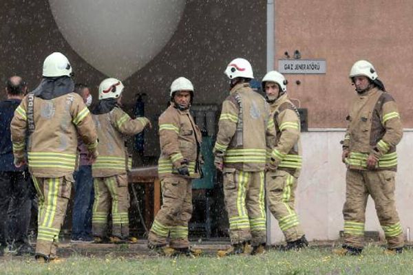 Meteoroloji binasına yıldırım düştü