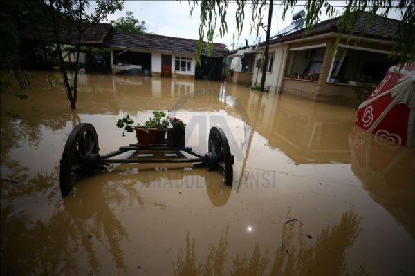 Şiddetli sağanak su baskınlarına yol açtı