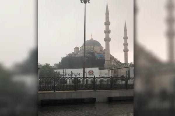İstanbul'da beklenen sağanak yağış Eminönü'nde başladı