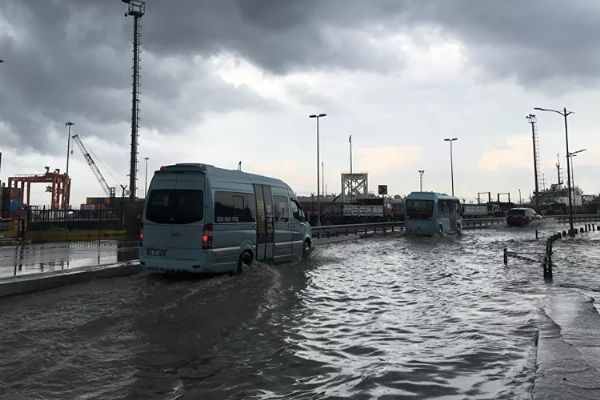 İstanbul'da şiddetli yağış hayatı felç etti