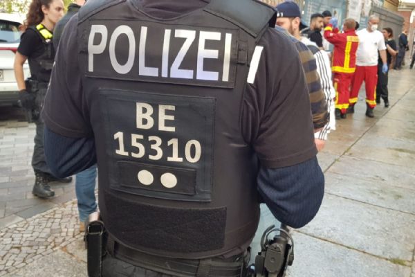 Berlin'de Türk avukata kelepçe