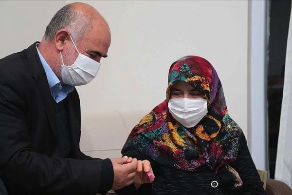 Cumhurbaşkanı Erdoğan yüzüğünü Milli Dayanışma Kampanyası'na bağışlayan kadına aynı yüzüğü hediye etti