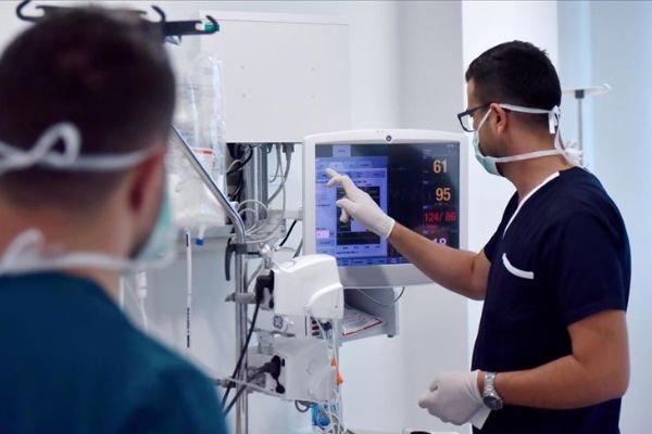 Kovid-19'un fedakar savaşçıları 'Babalar Günü'nde de mesai başında