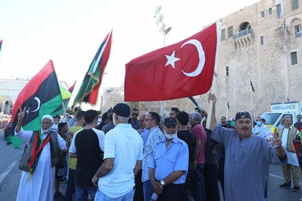 Trablus'ta, Sisi'ye karşı Libya ve Türk bayraklı gösteri