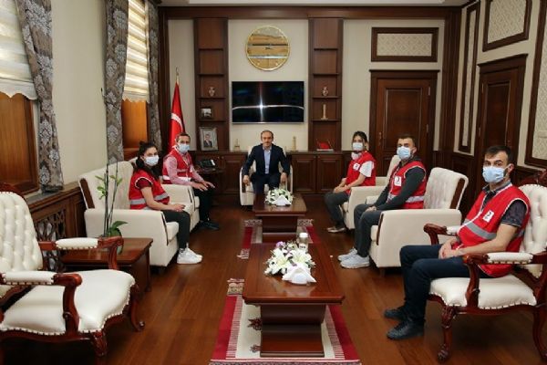Genç Kızılay Gönüllüleri Vali Cüneyt Epcim'i ziyaret etti