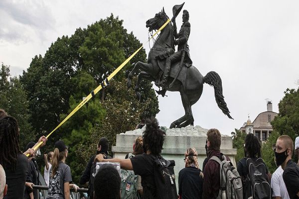 Beyaz Saray’ın önündeki heykel, yıkılmak istendi
