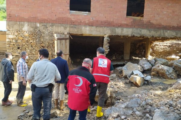 Kızılay sel mağdurlarının yanında