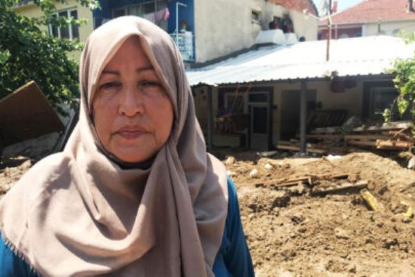 Bursa'da evi sel sularıyla dolan kadın yaşadıklarını anlattı