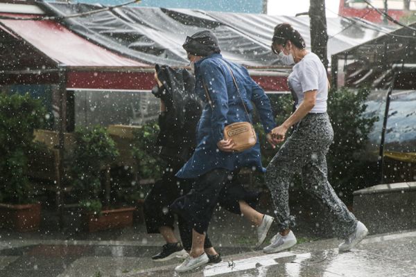 İstanbul'da şiddetli yağış yağış başladı