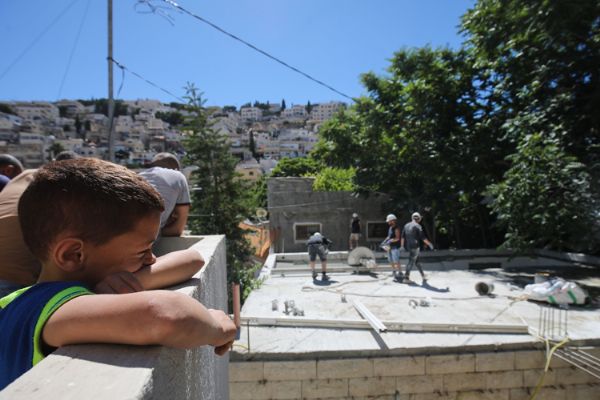 İsrail, 4 çocuklu Filistinli ailenin evini yıktı