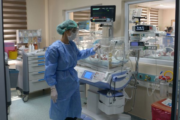 İlk kez görüldü: Yeni doğan üçüzlerde koronavirüs tespit edildi