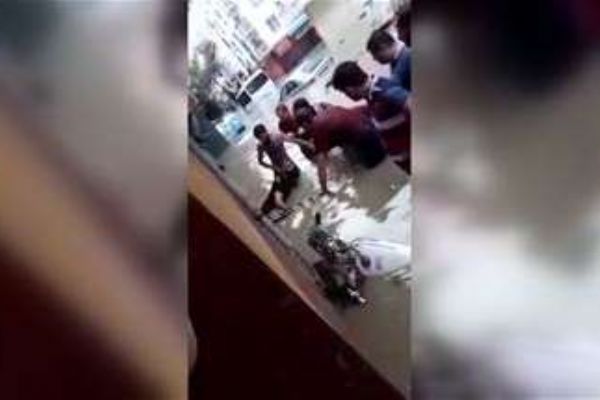 Sular altında kalan evdeki çocuklar vatandaşlar tarafından kurtarıldı