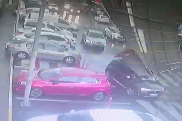 Fırtına nedeniyle araçların üzerine çatı parçaları düştü