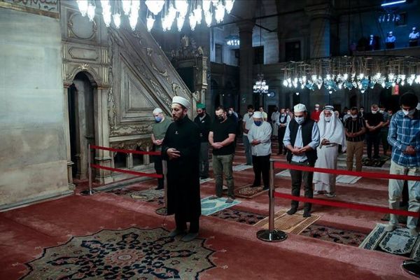 Camilerde cemaatle ilk sabah namazı kılındı