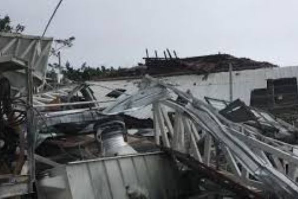 Silivri’de bir fabrikanın çatısı uçtu