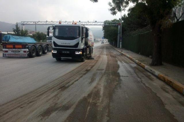 Körfez'de temizlik çalışmaları sürüyor