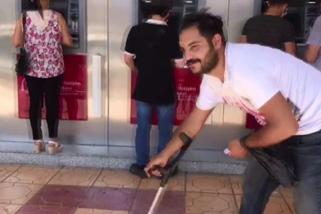 Dilenci yakalanınca bastonsuz yürümeye başladı