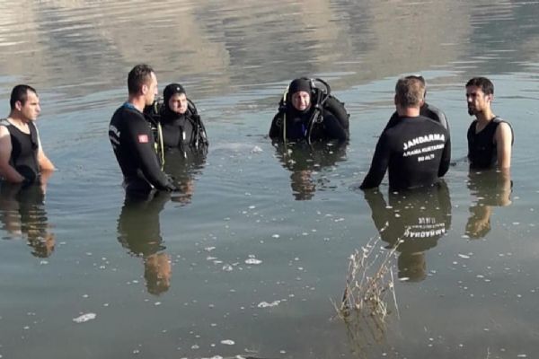 Gölete giren yeğenini kurtarmaya çalışan dayı boğuldu