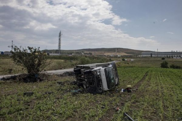 Çatalca'da hortum seraları da vurdu, kamyoneti devirdi