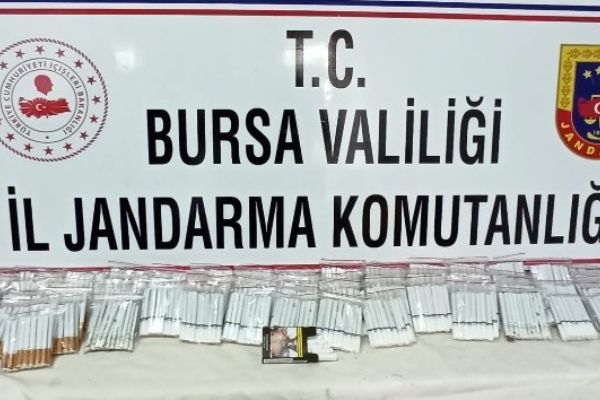 Baskın yapılan bakkalda bandrolsüz tütün yakalandı