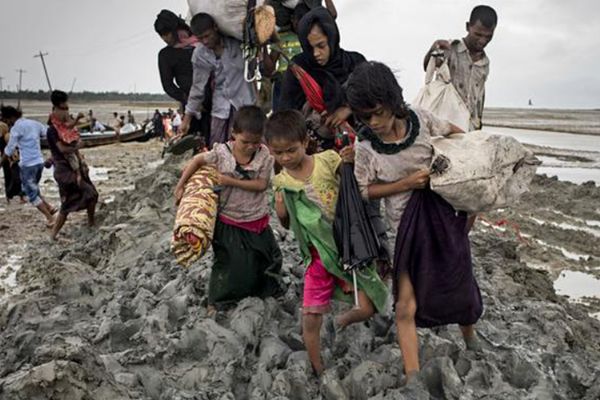 Onlarca Arakanlı Müslümanın denizde öldüğü iddia edildi