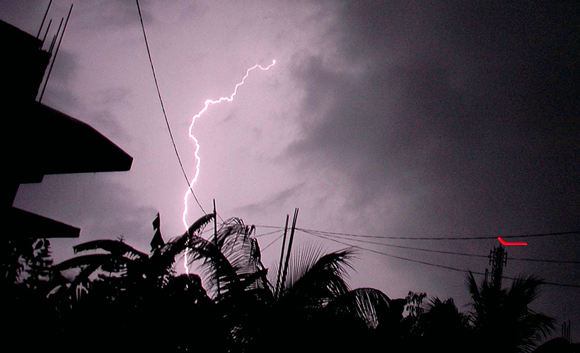 Hindistan'da yıldırım isabet eden 23 kişi öldü