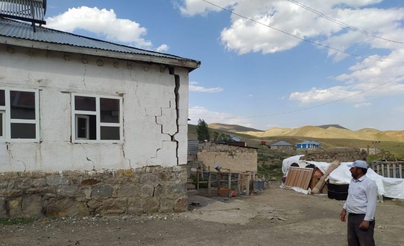 Depremzedeler hasar gören evlerini boşaltıyor
