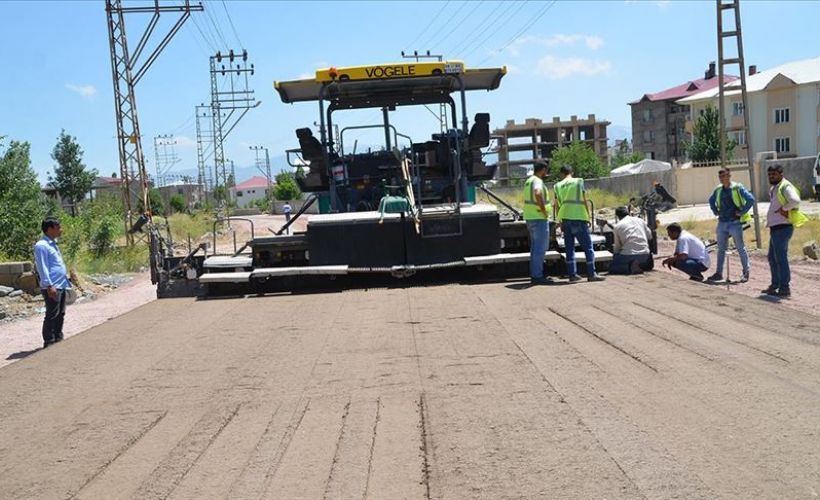 Yüksekova'nın tozlu yolları asfalta kavuşuyor