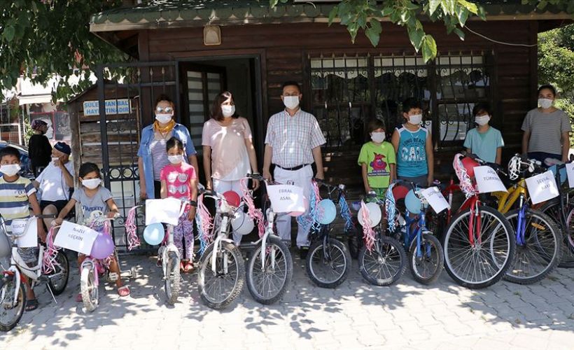 Hayırseverlerden topladığı bisikletleri çocuklara dağıtıyor