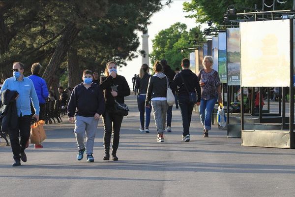 Balkanlar'da Kovid-19 vakaları yeniden artınca bazı önlemler geri getirildi
