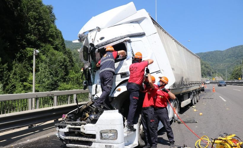Bolu TEM'de tır önündeki kamyona çarptı: 1 yaralı