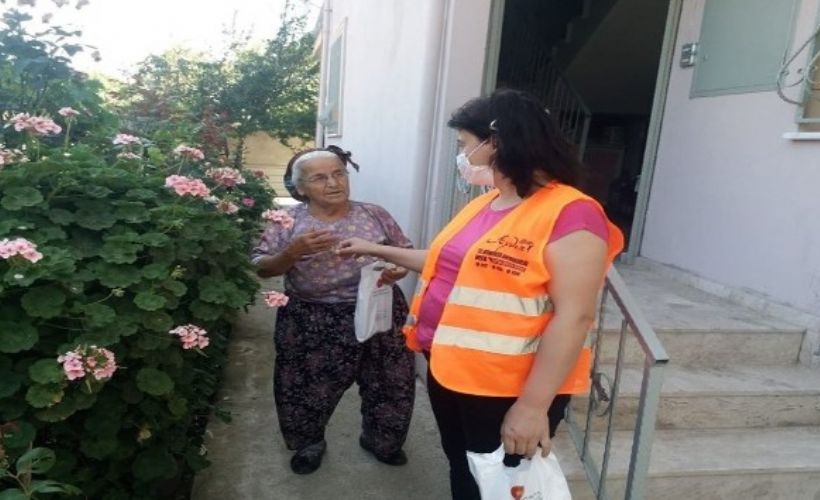 Germencik'te 65 yaş üstü vatandaşlara kolonya ve maske