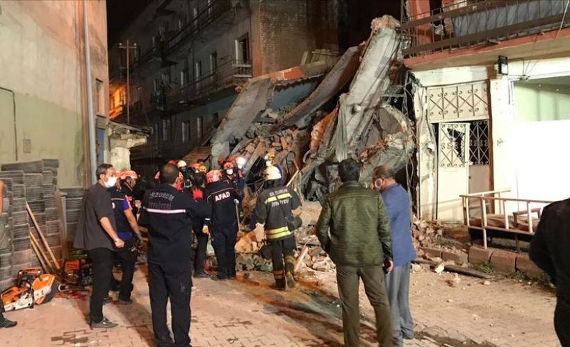 Erzurum'da kullanılmayan 5 katlı bina tamamen çöktü