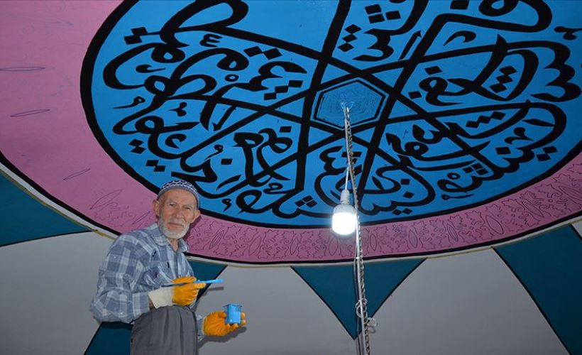75 yaşındaki nakkaş, 6 asırlık tarihi caminin duvar süslemelerini işliyor