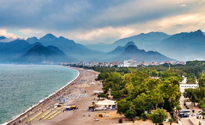 Antalya ünlü plajlarıyla ziyaretçilerini cezbediyor