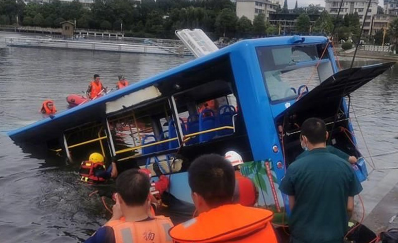 Çin'de öğrenci otobüsü su kanalına düştü: 21 ölü