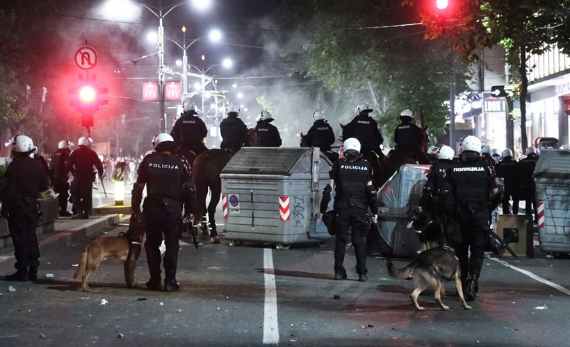 Sırbistan'da halk sokağa indi: Koronavirüs tedbirleri protesto edildi