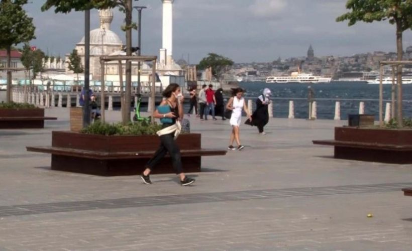 İstanbul'da vatandaşlara yürümekte zorluk çektiren şiddetli rüzgar