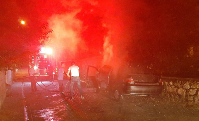 Park halinde duran otomobil alev aldı