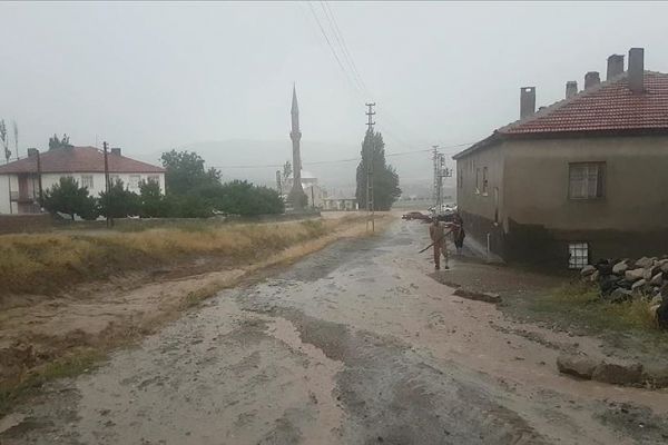 Sivas'ta sağanak sele neden oldu