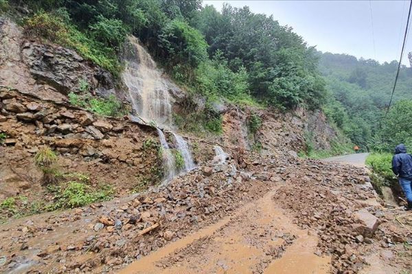 Giresun'da şiddetli yağış heyelanlara neden oldu
