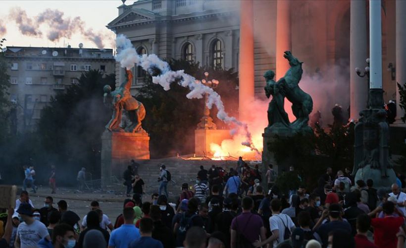 Sırbistan'da Kovid-19 tedbirlerine karşı gösteriler sürüyor