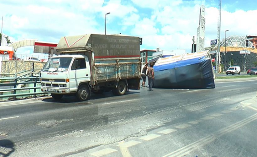 İstanbul'da enteresan kaza: Hasır yüklü kamyonun kasası yan yattı