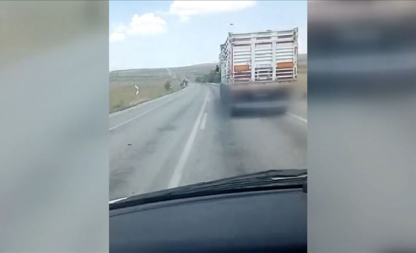 Çankırı'da kamyon sürücüsünün ambulansa yol vermediği anlar cep telefonu kamerasında