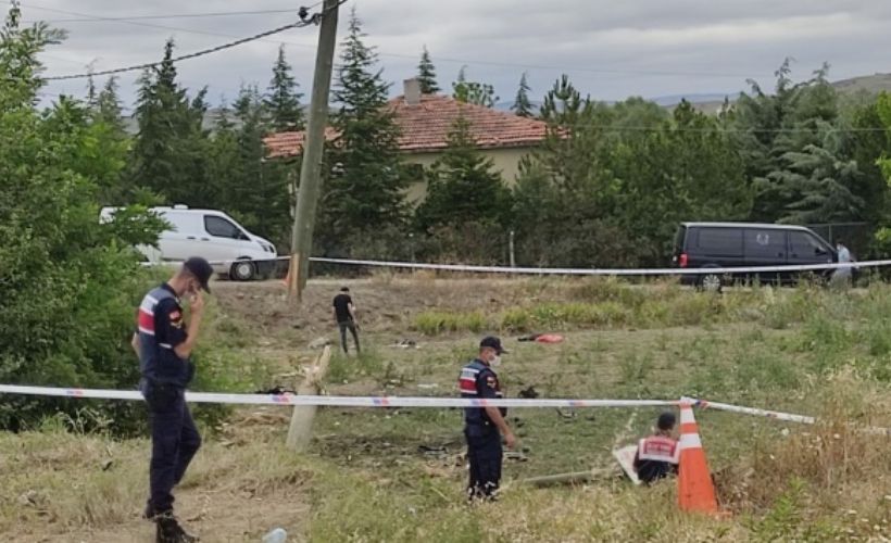 Altın taşıyan araç tarlaya uçtu, güvenlik güçleri tarlada altın aradı