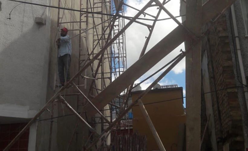 İstanbul Beşiktaş'ta binaya kurulan iskele devrildi, faciadan dönüldü