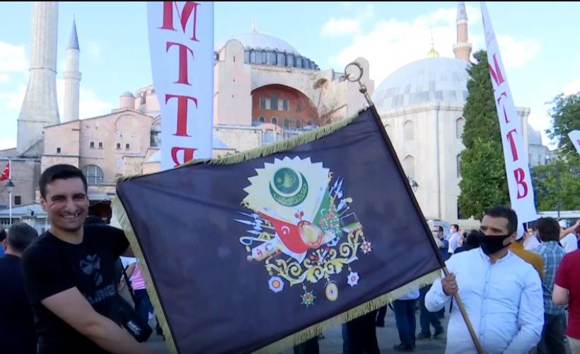 Ayasofya önünde sevinç gösterileri