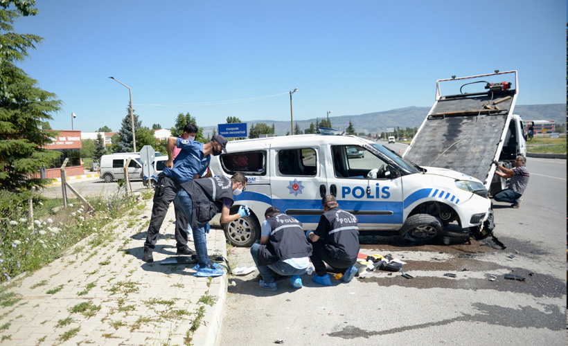 Eskişehir'de polis aracı devrildi: 2 yaralı