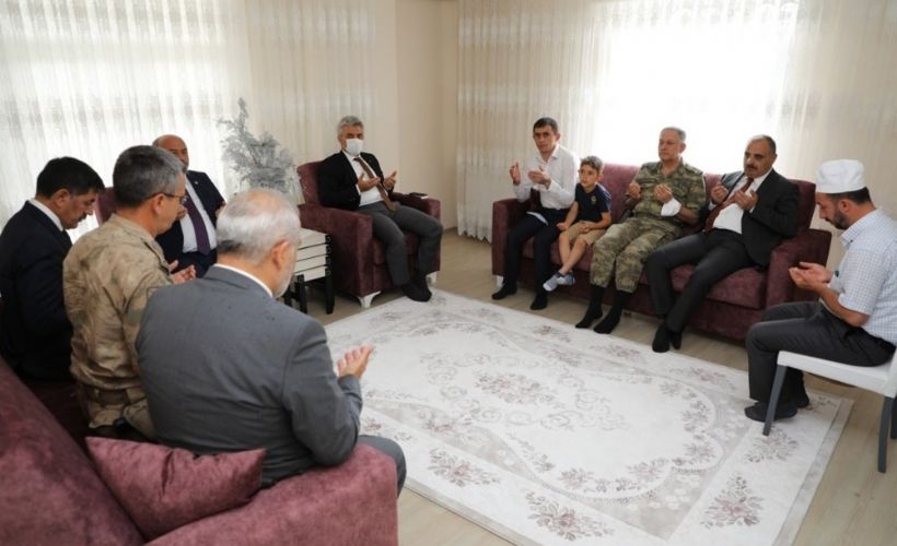 Erzincan protokolü şehit ailelerini ziyaret etti